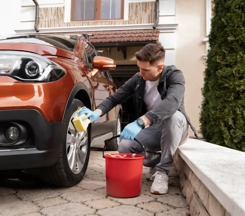 Lavage auto à domicile Le Cheix : professionnel intervenant sur un véhicule